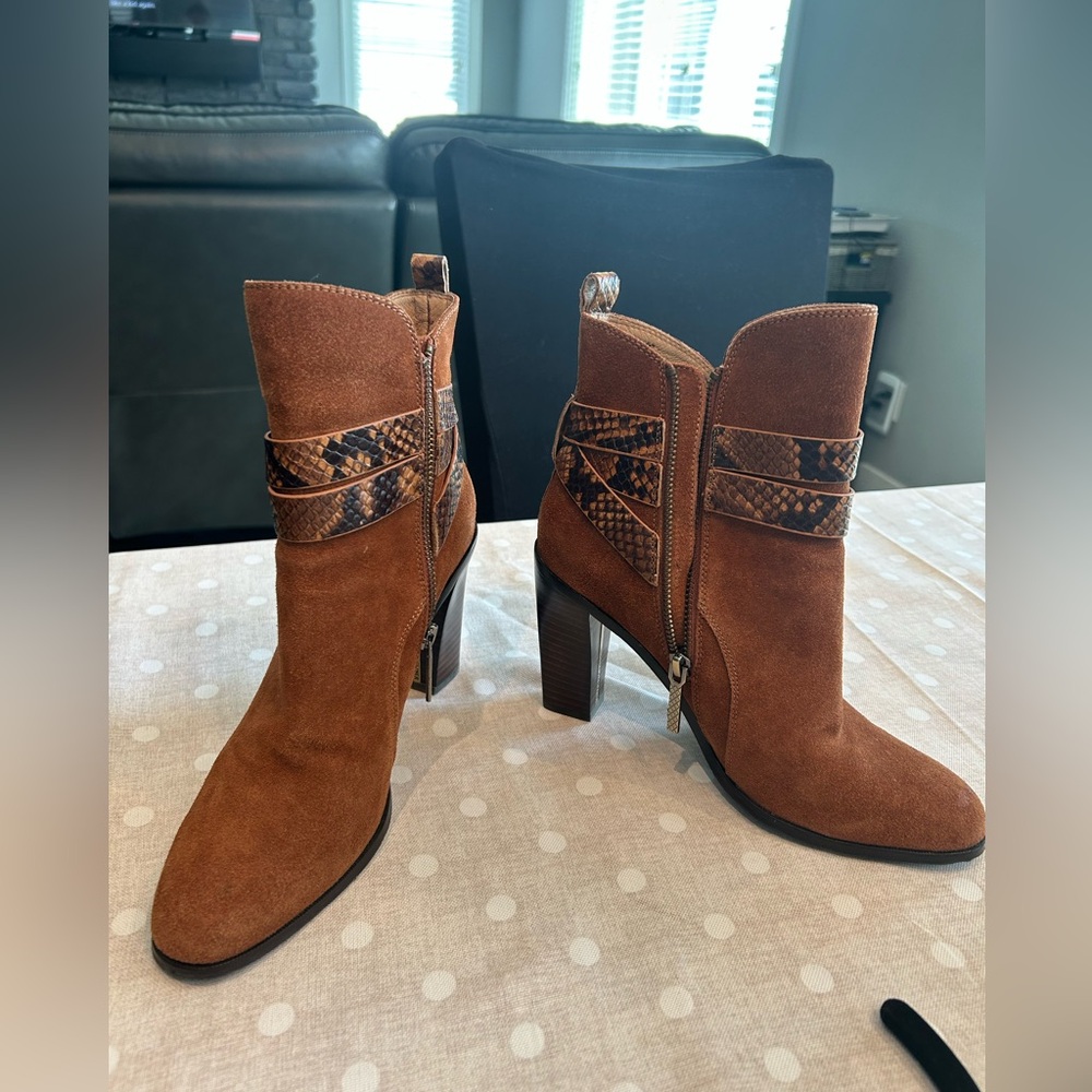 Donald pliner size 8.5 boots- oli suede booties